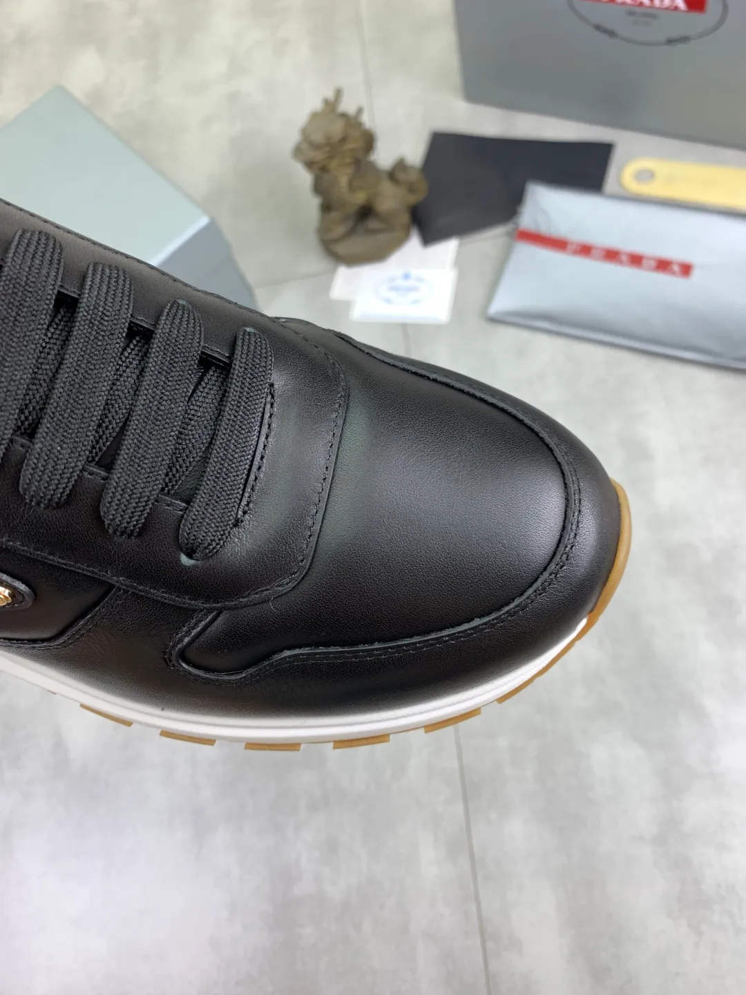 Men's shoes 💰P540 new (higher version) new PRADA (Prada) classic models are on the market at the same time, new men's shoes, 😘fabrics are selected from original imported calfskin. First layer of imported cowhide lining. The original version is awesome! 👍🏿Original open-molded non-slip PU outsole, with exquisite lines, simple and elegant, super comfortable and classy on foot, suitable for leisure travel. Code number: 38-45 (46 customized) 4️⃣ colors available